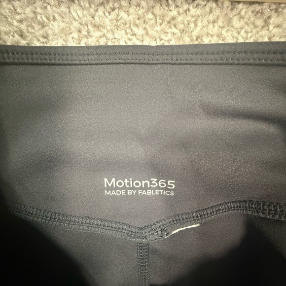 Like new! Fabletics Motion365 High-Waisted Black Leggings – Size Approx. Large - Picture 6 of 6